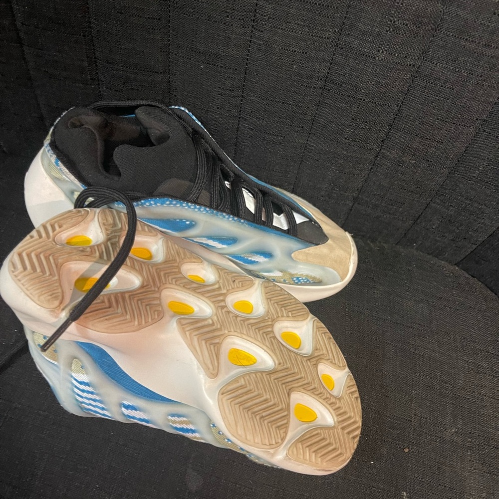 Used Yeezys - Picture 3 of 3